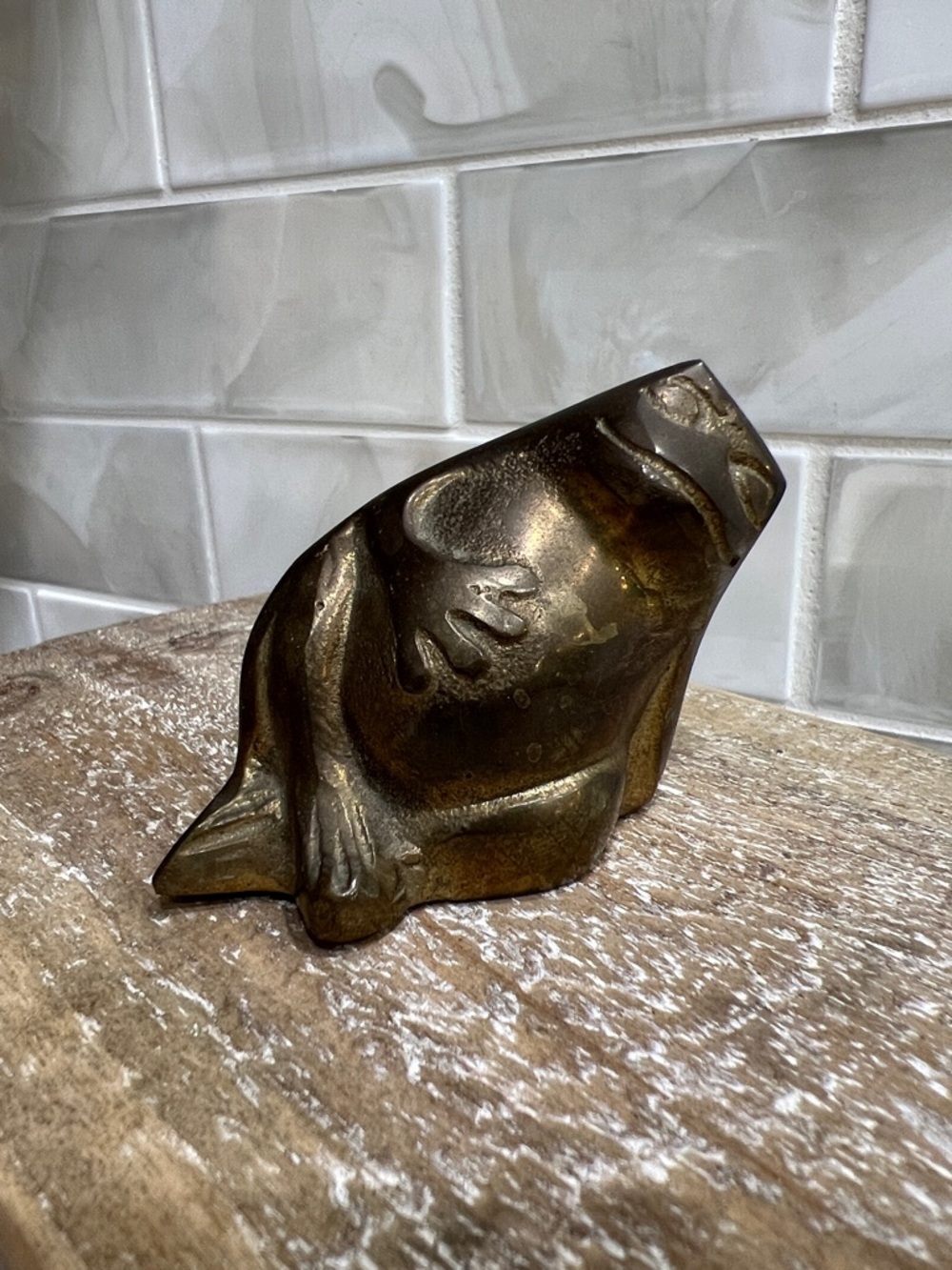 Vintage Brass Frog Figurine Paperweight Mid Century Solid Metal Decor - Picture 5 of 8